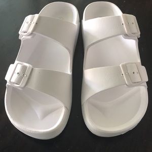 NIB Qupid Everyday White Slides
